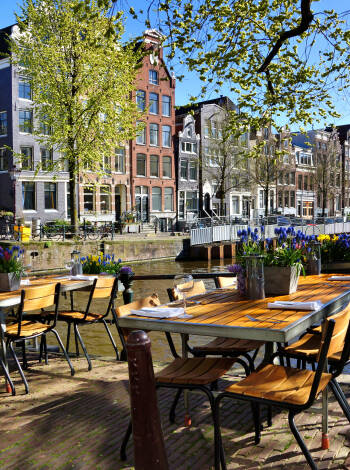Das Inntel Hotels Amsterdam Centre liegt im Herzen von Amsterdam, nur wenige Schritte von lebhaften Plätzen, Grachten und den wichtigsten Sehenswürdigkeiten entfernt.