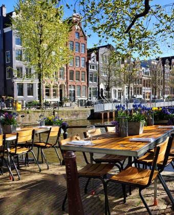 Das Inntel Hotels Amsterdam Centre liegt im Herzen von Amsterdam, nur wenige Schritte von lebhaften Plätzen, Grachten und den wichtigsten Sehenswürdigkeiten entfernt.