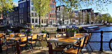 Das Inntel Hotels Amsterdam Centre liegt im Herzen von Amsterdam, nur wenige Schritte von lebhaften Plätzen, Grachten und den wichtigsten Sehenswürdigkeiten entfernt.
