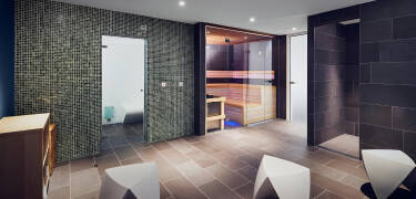 Der Wellnessbereich des Hotels umfasst eine finnische Sauna, ein türkisches Dampfbad und einen Fitnessraum – alles kostenlos nutzbar.