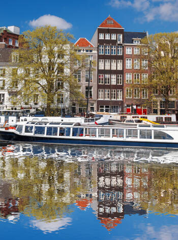 En kanalrundtur i Amsterdam är ett måste. Det är det bästa sättet att se de historiska broarna, townhouse-husen och husbåtarna.