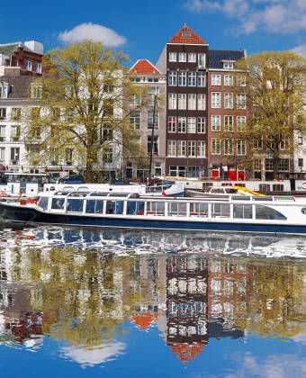 Eine Grachtenrundfahrt in Amsterdam ist ein Muss. Es ist die beste Möglichkeit, die historischen Brücken, Stadthäuser und Hausboote zu sehen.