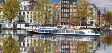 Eine Grachtenrundfahrt in Amsterdam ist ein Muss. Es ist die beste Möglichkeit, die historischen Brücken, Stadthäuser und Hausboote zu sehen.