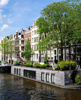 Det berömda Jordaan-distriktet erbjuder pittoreska gator, lokala kaféer, små gallerier och bohemisk atmosfär.
