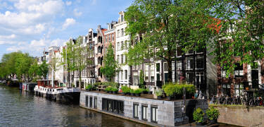 Det berömda Jordaan-distriktet erbjuder pittoreska gator, lokala kaféer, små gallerier och bohemisk atmosfär.