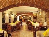 Im Gewölbe-Restaurant des Hotels werden feine mediterrane Küche und traditionelle deutsche Gerichte serviert.