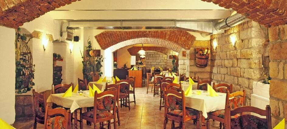 Im Gewölbe-Restaurant des Hotels werden feine mediterrane Küche und traditionelle deutsche Gerichte serviert.
