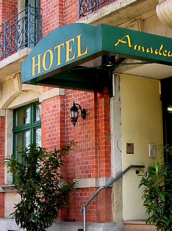 Det 3-stjärniga Hotel Amadeus har ett bra läge några få kilometer från Dresdens centrum och nära kollektivtrafik.