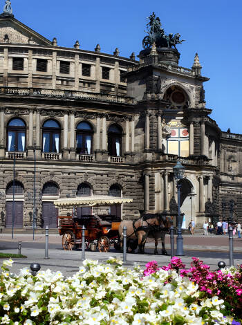 Om det er musikkglade medlemmer i familien, bør dere sjekke om det finnes billetter for salg til den imponerende Semperoper.