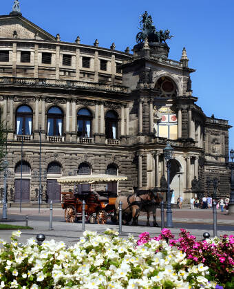 Wenn Sie Musik-begeisterte Mitglieder in der Familie haben, sollten Sie sehen, ob es Karten für die beeindruckende Semperoper gibt.