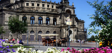 Wenn Sie Musik-begeisterte Mitglieder in der Familie haben, sollten Sie sehen, ob es Karten für die beeindruckende Semperoper gibt.