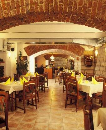 Im Gewölbe-Restaurant des Hotels werden feine mediterrane Küche und traditionelle deutsche Gerichte serviert.