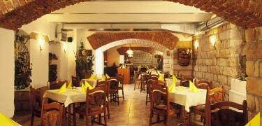 Im Gewölbe-Restaurant des Hotels werden feine mediterrane Küche und traditionelle deutsche Gerichte serviert.