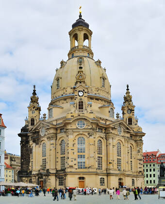 Die schöne Frauen-Kirche wurde im 2. Weltkrieg zerstört und im Jahr 2005 wurde die Kirche wiederaufgebaut.