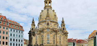 Die schöne Frauen-Kirche wurde im 2. Weltkrieg zerstört und im Jahr 2005 wurde die Kirche wiederaufgebaut.