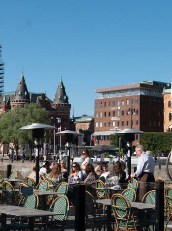 Slå er ner med något gott i glaset på uteserveringen tillhörande Marina Bar & Bistro.