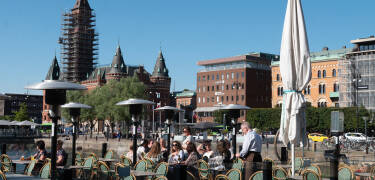 Sett deg ned med en velsmakende drink på utendørsterrassen til Marina Bar & Bistro.
