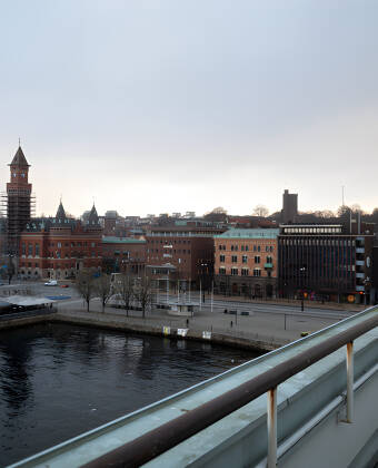 Das Hotel liegt neben Helsingborg C, mit Zugverbindungen nach Lund und Malmö.