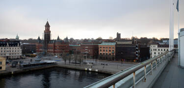 Das Hotel liegt neben Helsingborg C, mit Zugverbindungen nach Lund und Malmö.