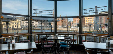 Der Gastropub The Bishops Arms bietet ein klassisches Pub-Menü und eine große Auswahl an Bieren und Whiskys.