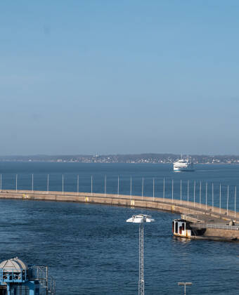 Nur einen Steinwurf vom Hotel entfernt finden Sie die ganzjährig verkehrende Helsingör-Fähre und im Sommer eine Fähre nach Ven.