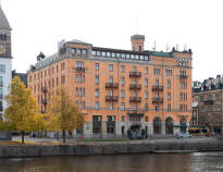 Elite Grand Hotel Norrköping har en vakker og sentral beliggenhet ved Motalaelven.