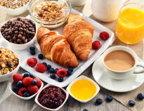 Der serveres en generøs morgenbuffet hver morgen i hotellets store, lyse spisesal.
