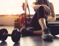 Håll igång träningen under er semester med fri tillgång till hotellets välutrustade gym.