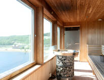 Entspannen Sie sich und genießen Sie den beeindruckenden Panoramablick aus der Sauna.