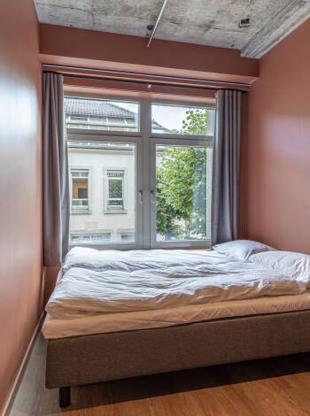 Das neugebaute Hotel öffnete seine Türen 2021 und bietet günstige Übernachtungen in kleinere Zimmern mit großem Augenmerk auf Funktionalität.