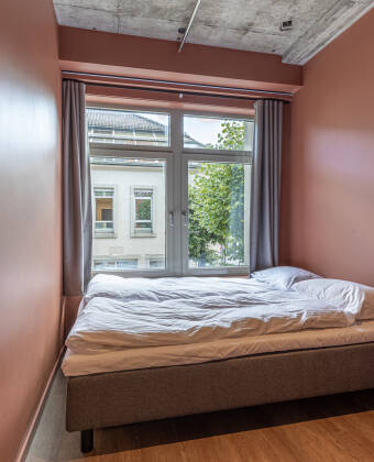 Das neugebaute Hotel öffnete seine Türen 2021 und bietet günstige Übernachtungen in kleinere Zimmern mit großem Augenmerk auf Funktionalität.