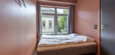 Das neugebaute Hotel öffnete seine Türen 2021 und bietet günstige Übernachtungen in kleinere Zimmern mit großem Augenmerk auf Funktionalität.