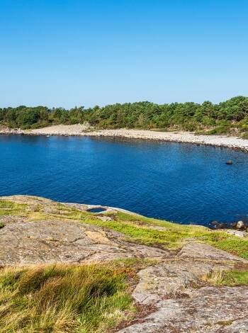 Machen Sie einen Ausflug zu der schönen Insel Merdø, die ein Teil des Raet Nationalparks ist.