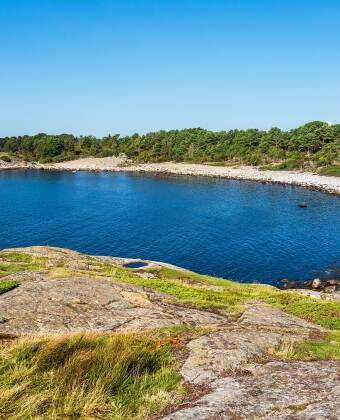 Machen Sie einen Ausflug zu der schönen Insel Merdø, die ein Teil des Raet Nationalparks ist.