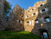 Besök de historiska slottsruinerna i Bergkvara som uppfördes under 1470-talet.