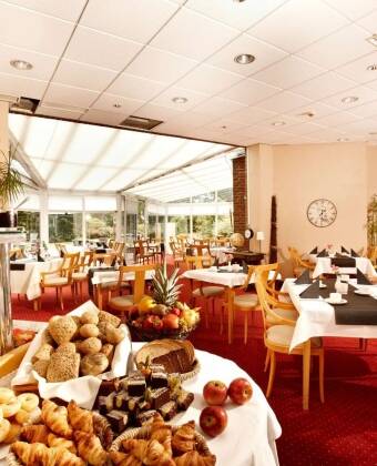 Start dagen godt med en lækker morgenbuffet på hotellet, før du udforsker området.