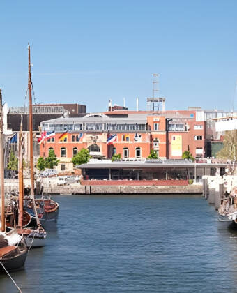 Besøk den sjarmerende havne- og universitetsbyen Kiel, kun 15 km sør for hotellet.