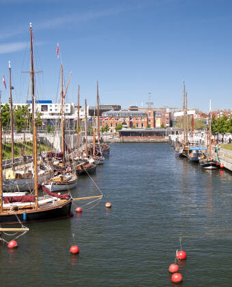Besök den charmiga hamn- och universitetsstaden Kiel, bara 15 km söder om hotellet.