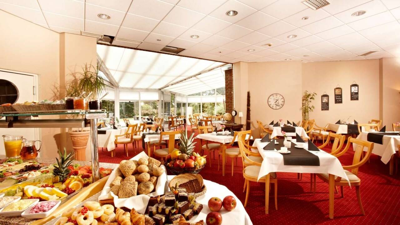 Få en god start på dagen med morgenbuffet på hotellet inden I tager på opdagelse i området.