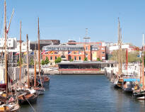 Upplev den fina hamn- och universitetsstaden Kiel och se de vackra historiska hansabyggnaderna.