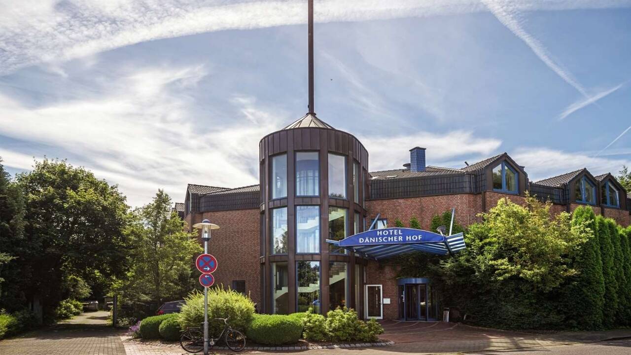 Hotellet ligger blot 15 km. nord for Kiel og byder bl.a. på fri adgang til hotellets indendørs pool.