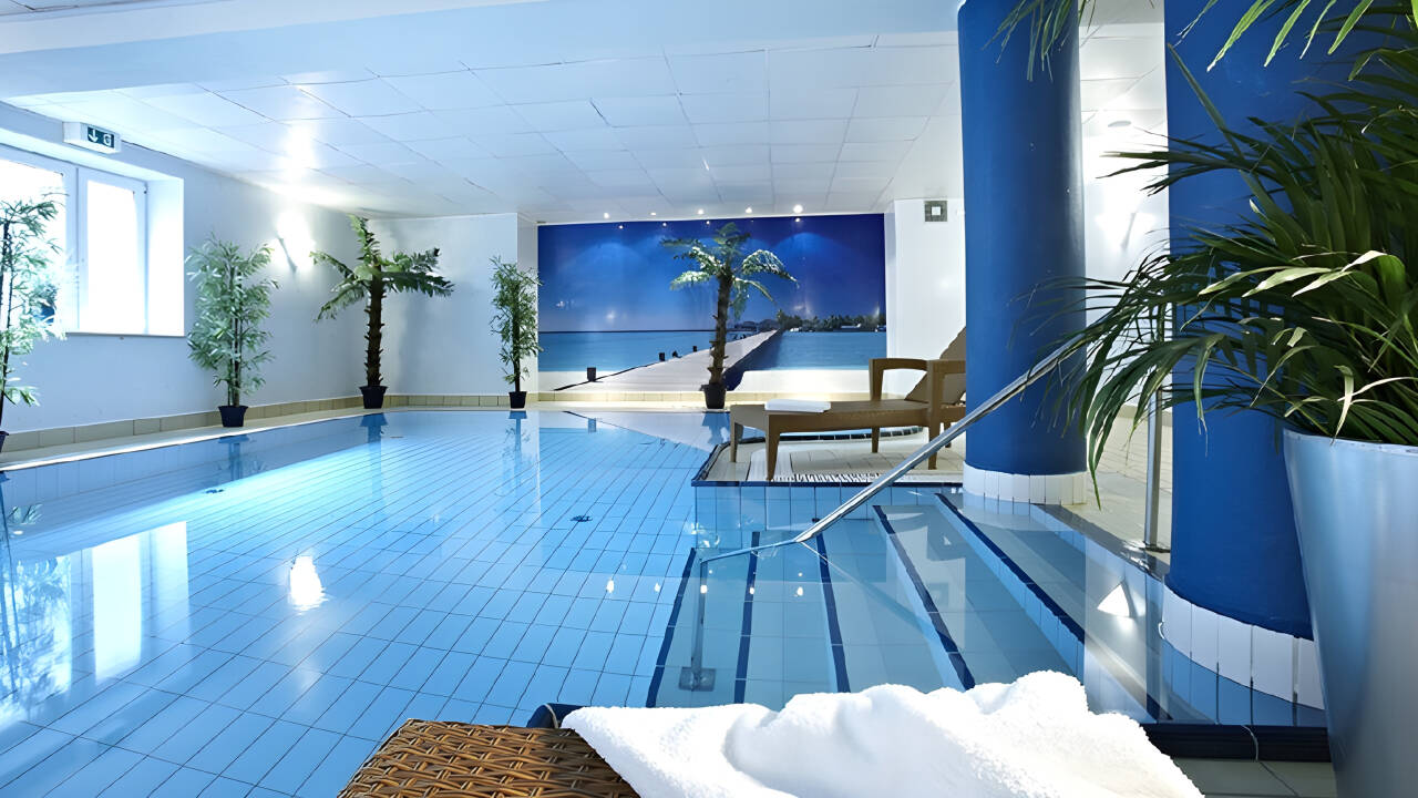Under din vistelse får du fritt använda hotellets härliga pool och bastu.