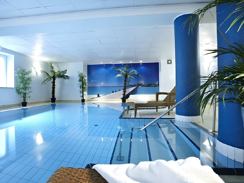Under din vistelse får du fritt använda hotellets härliga pool och bastu.