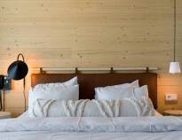 Hotelværelserne giver jer en komfortabel base under jeres ophold.