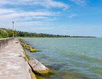 Ni hittar sjön Balaton endast ett par minuter från hotellet