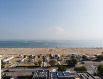 Stranden ligger kun 50 meter væk fra hotellet - perfekt beliggenhed, også for familier med mindre børn.