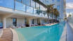 Slap af i hotellets udendørs swimmingpool med udsigt over Adriaterhavet