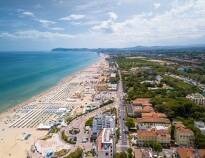 I nærheten, i Riccione og Rimini, kan du nyte sandstrender, kulturelle attraksjoner og store begivenheter