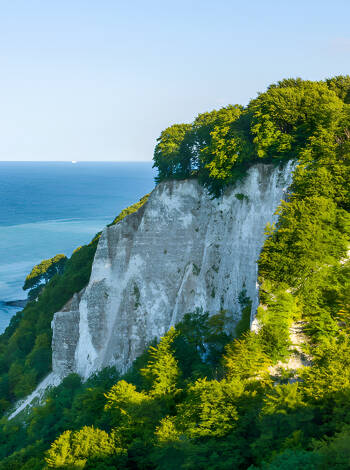 Explore Rügen’s coastlines, historic sites and natural beauty!