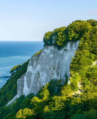 Utforska Rügens kustlinjer, historiska platser och naturskönhet!